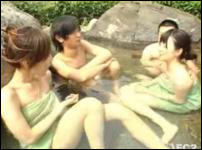 【動画】父母兄妹が混浴露天風呂で久しぶりの家族団らんな風景！ 